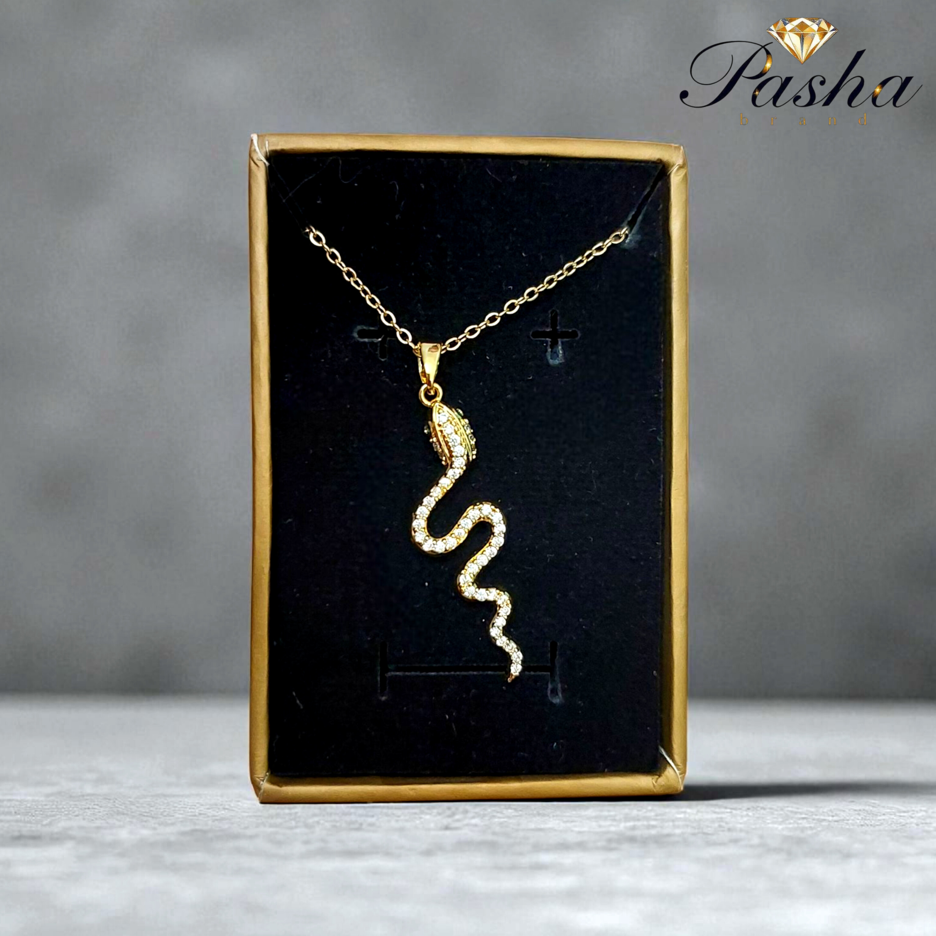 گردنبند زنانه طرح مار با نگین‌های درخشان و چشمان سبز