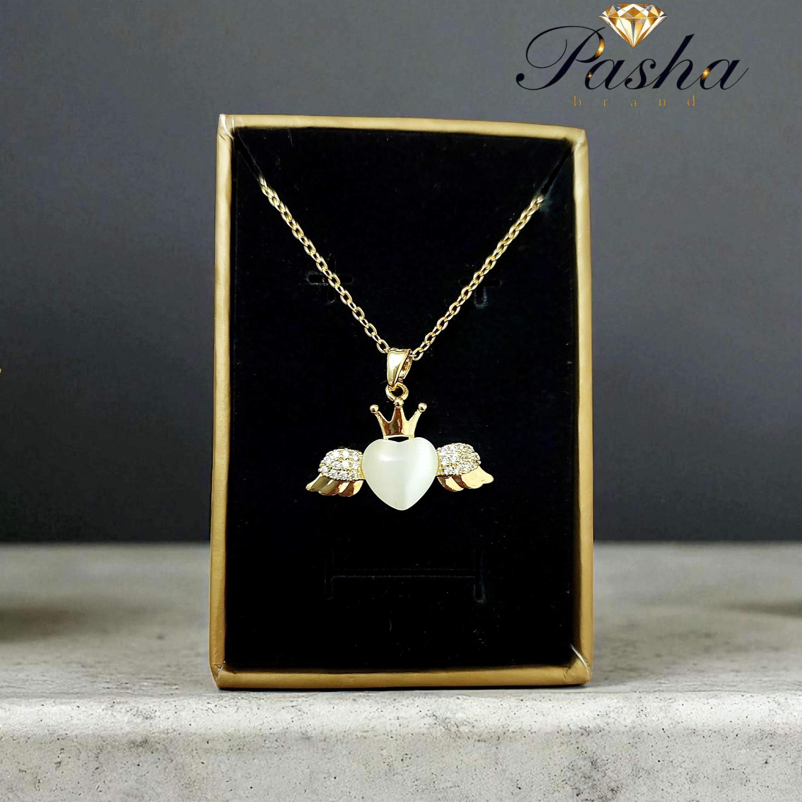 گردنبند زنانه پلاک قلب جواهراتی با طراحی تاج و بال